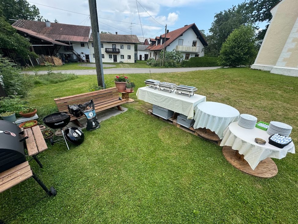 Grill- und Buffetstation auf der Wiese
