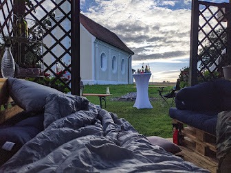 Gemütliche Lounge mit Blick auf die Kapelle
