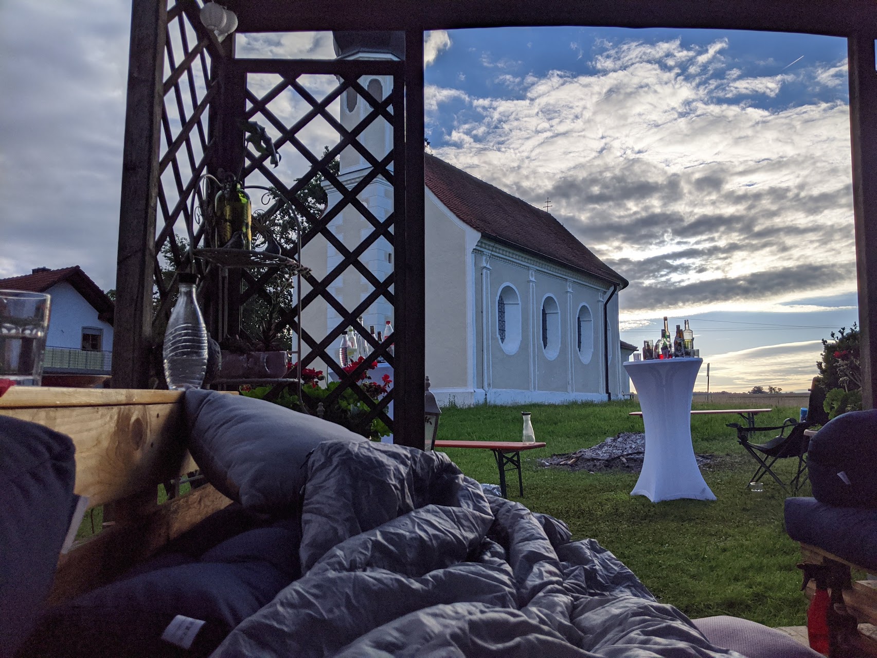 Gemütliche Lounge mit Blick auf die Kapelle