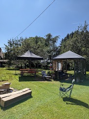 Pavillon und Lounge-Bereich im Garten